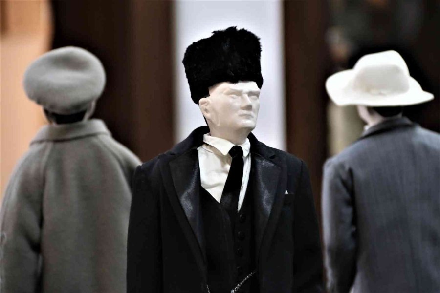20 Kişilik Ekip 1.5 Yılda Atatürk’ün 15 Farklı Elbisesinin Birebir Aynısını Dikti