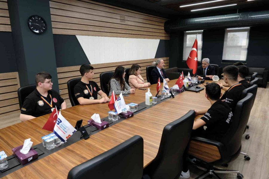 Başkan Küpeli, Dünya 2. Olan Robosb Takımını Ağırladı