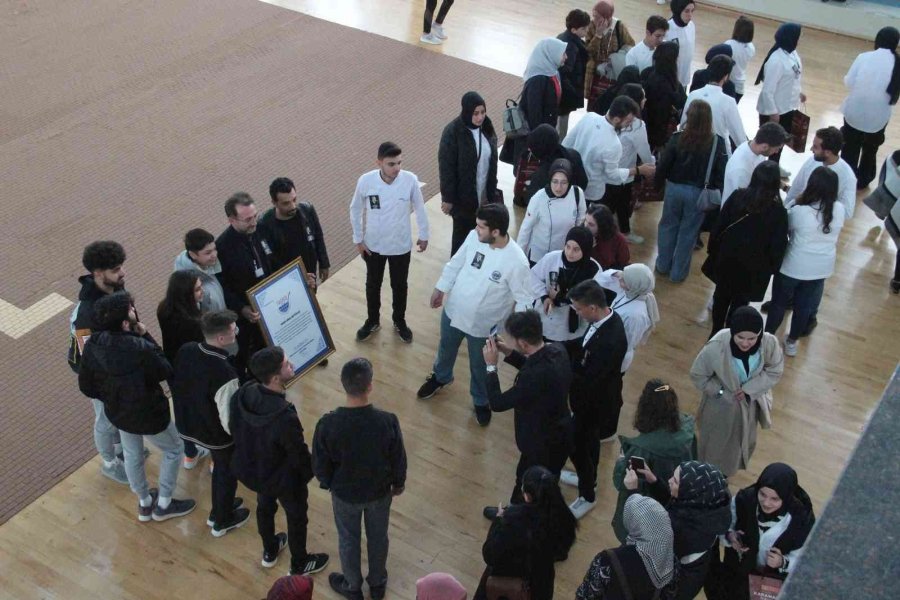 Karaman’da 3 Ton Bisküviden Yapılan Dünyanın En Büyük Buğday Başağı Mozaiği Törenle Açıldı