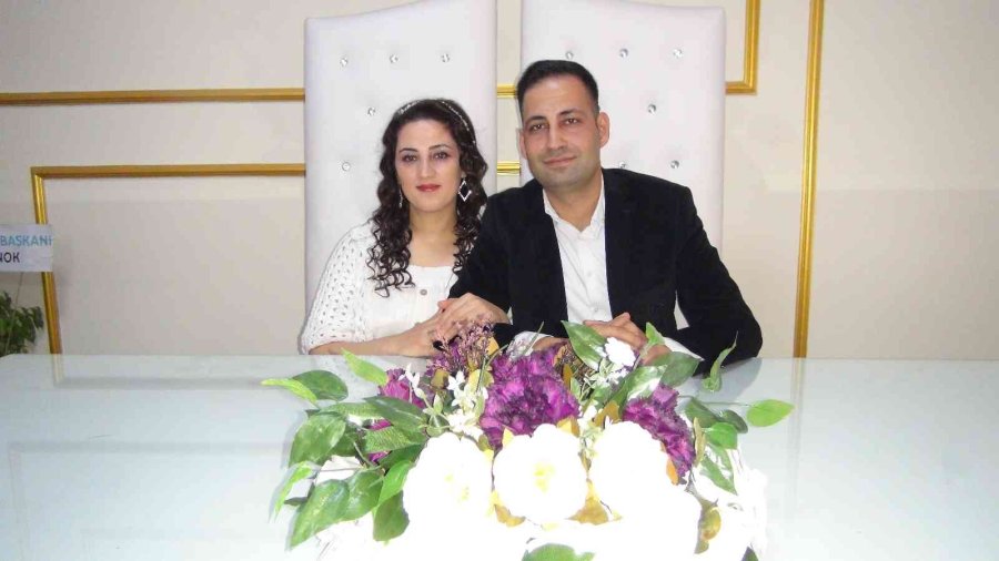 İşitme Engelli Çiftin Nikah Şahitleri De İşitme Engelli Arkadaşları Oldu