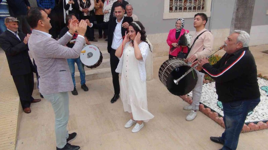 İşitme Engelli Çiftin Nikah Şahitleri De İşitme Engelli Arkadaşları Oldu