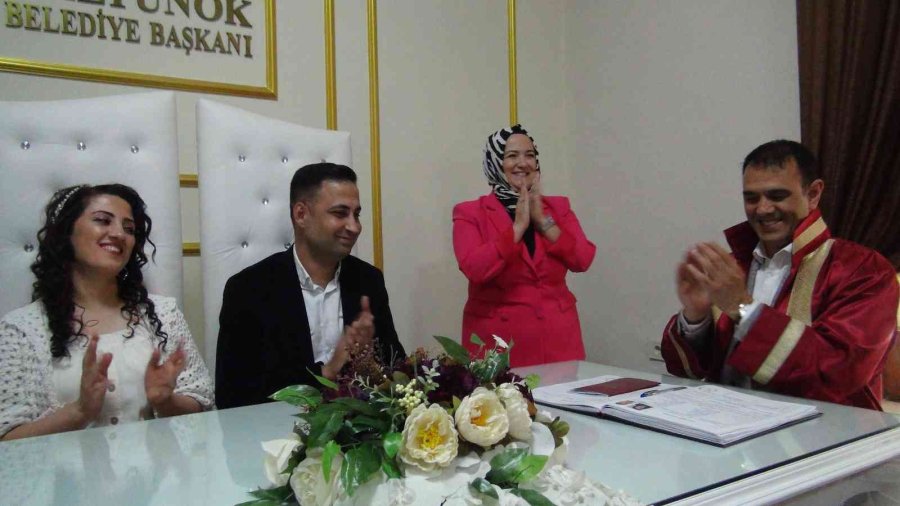 İşitme Engelli Çiftin Nikah Şahitleri De İşitme Engelli Arkadaşları Oldu