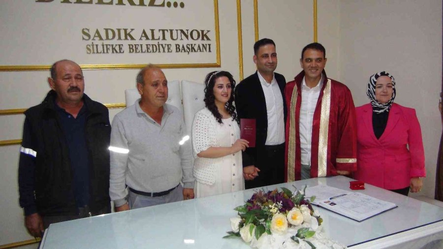 İşitme Engelli Çiftin Nikah Şahitleri De İşitme Engelli Arkadaşları Oldu