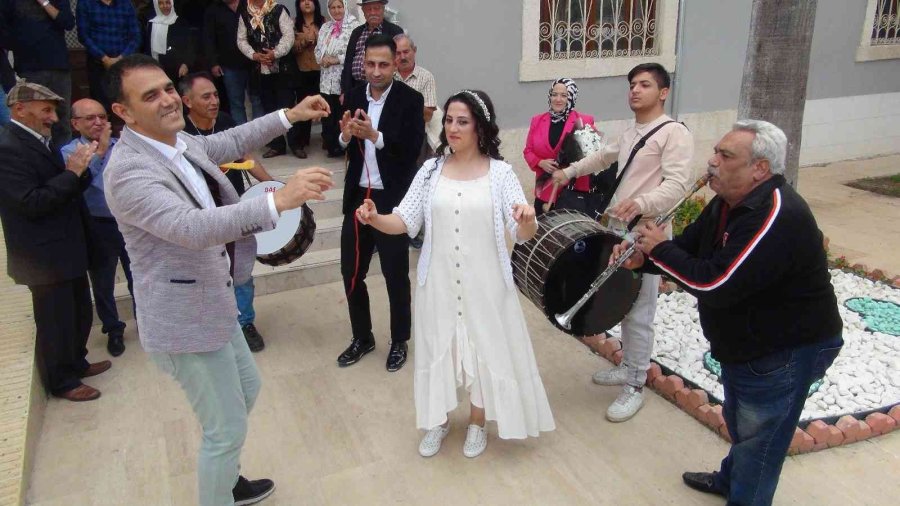 İşitme Engelli Çiftin Nikah Şahitleri De İşitme Engelli Arkadaşları Oldu