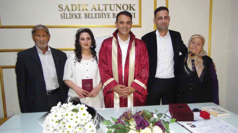 İşitme Engelli Çiftin Nikah Şahitleri De İşitme Engelli Arkadaşları Oldu