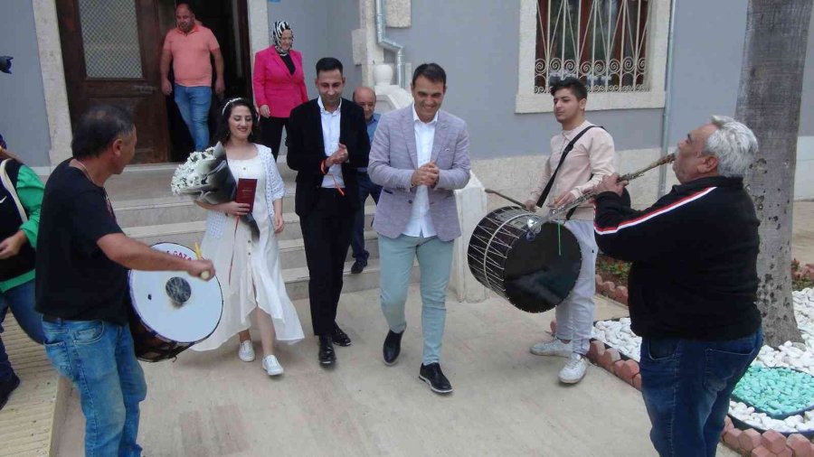 İşitme Engelli Çiftin Nikah Şahitleri De İşitme Engelli Arkadaşları Oldu