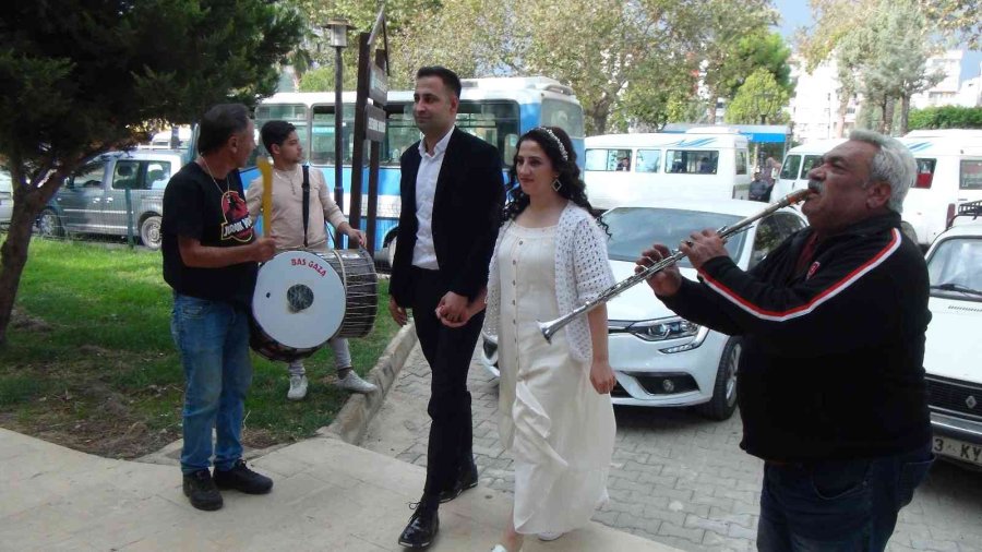 İşitme Engelli Çiftin Nikah Şahitleri De İşitme Engelli Arkadaşları Oldu