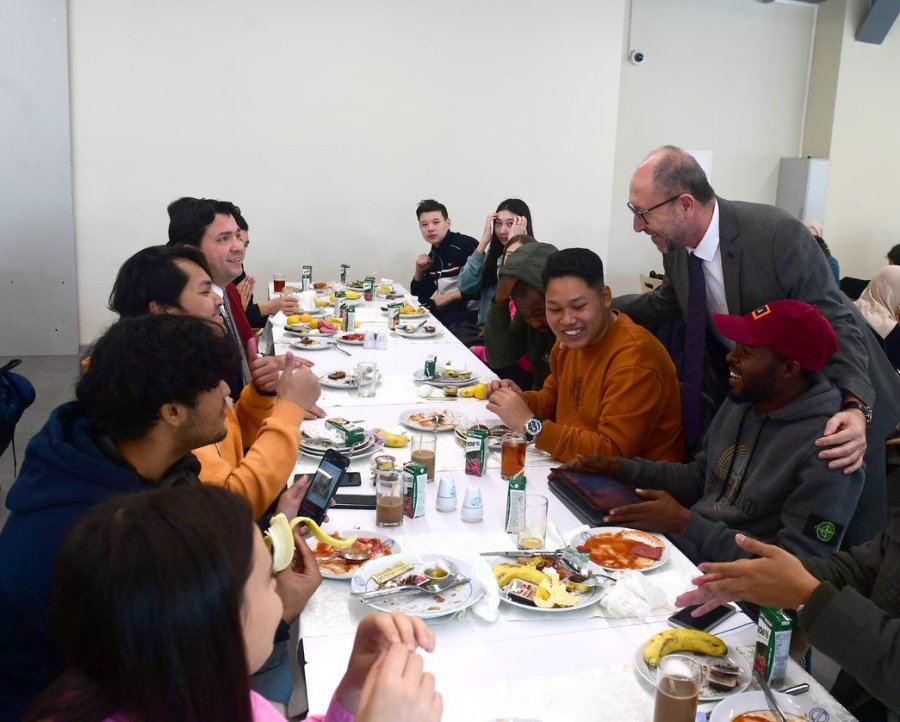 Rektör Erdal, Anadolu Tömer Öğrencileriyle Kahvaltıda Bir Araya Geldi