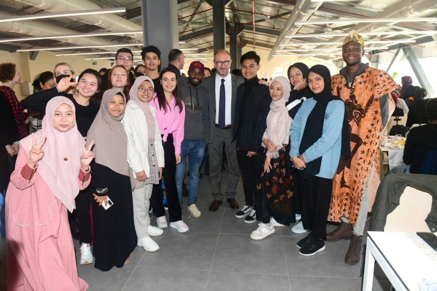 Rektör Erdal, Anadolu Tömer Öğrencileriyle Kahvaltıda Bir Araya Geldi