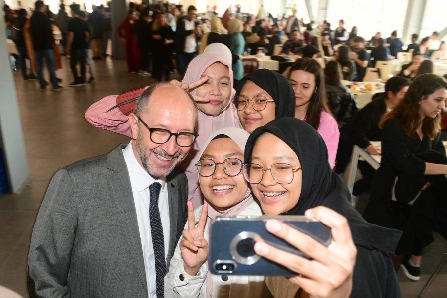 Rektör Erdal, Anadolu Tömer Öğrencileriyle Kahvaltıda Bir Araya Geldi