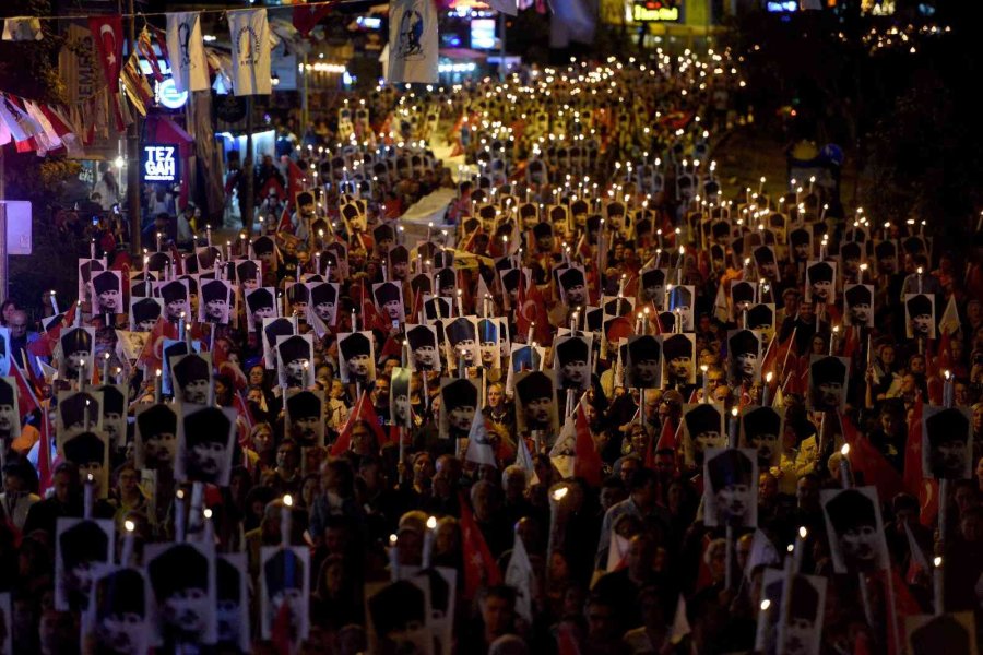 Antalya’da Geceyi Meşaleler Aydınlattı