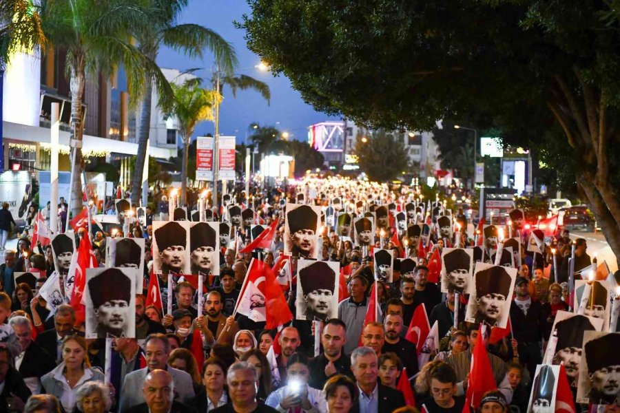 Antalya’da Geceyi Meşaleler Aydınlattı