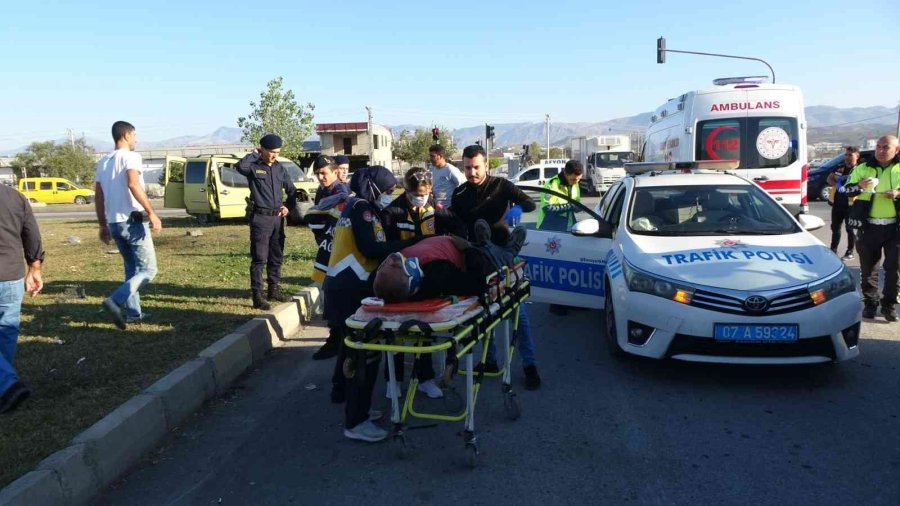 Trafik Kazasında Eşini Kaybeden Yaralı Adamın Feryatları Yürekleri Dağladı