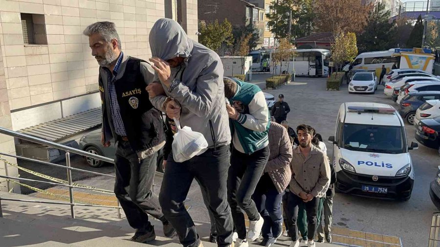 Dolandırıcılık Zanlısı Kadınlardan İlginç İşaret Ve Sözler