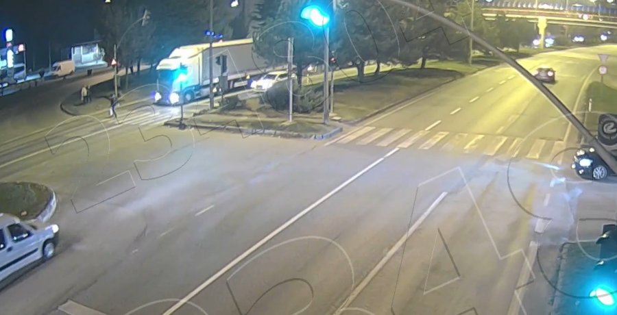 Trafik Işıklarındaki Tır Kazası Kgys Kamerasınca Kaydedildi