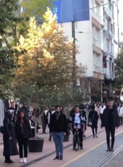 İstiklal Marşı’nı Duyan Saygı Duruşuna Geçti