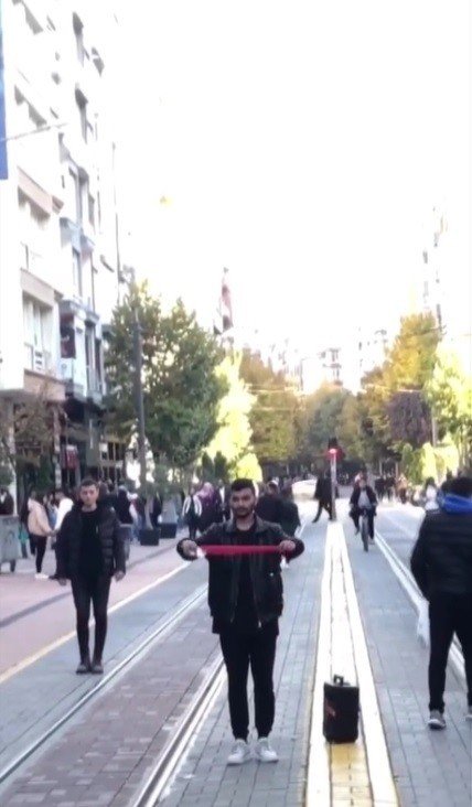 İstiklal Marşı’nı Duyan Saygı Duruşuna Geçti