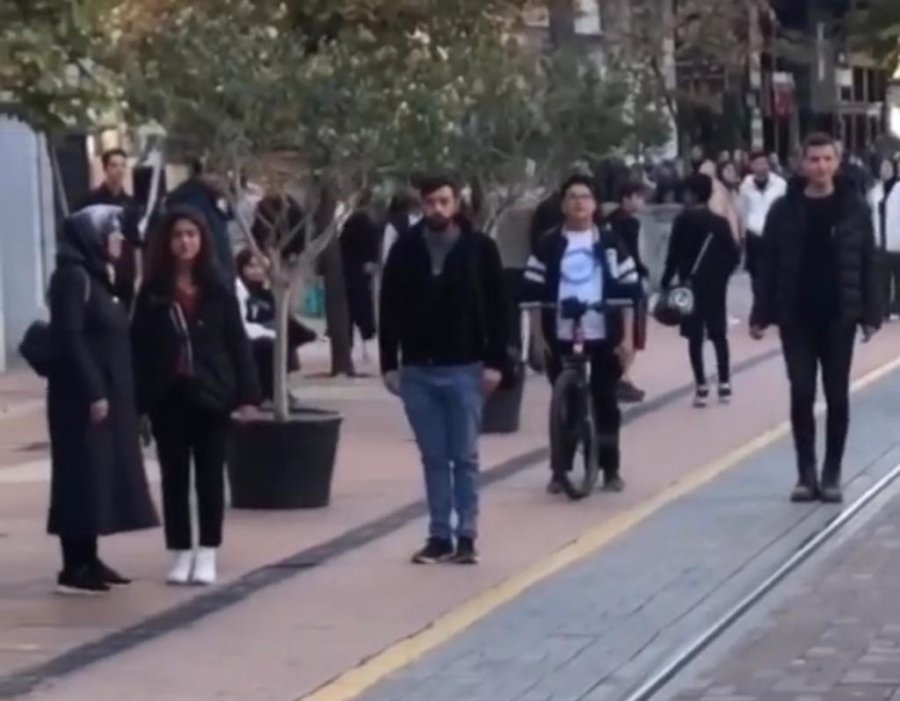 İstiklal Marşı’nı Duyan Saygı Duruşuna Geçti