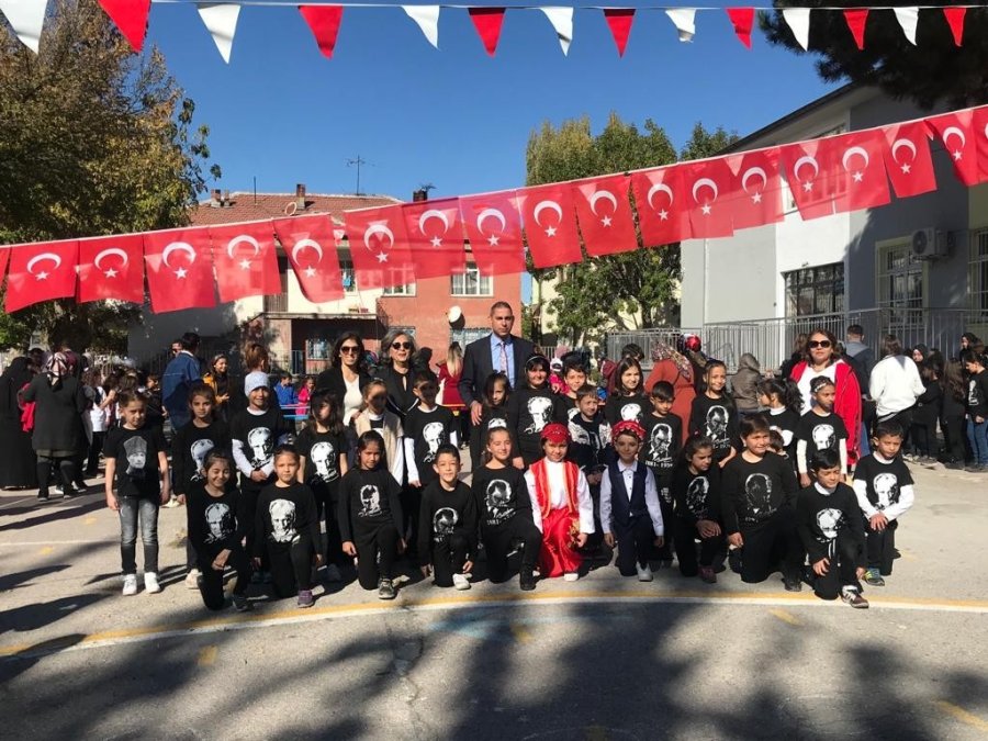 Öğrenci Ve Öğretmenlerden Muhteşem Gösteri