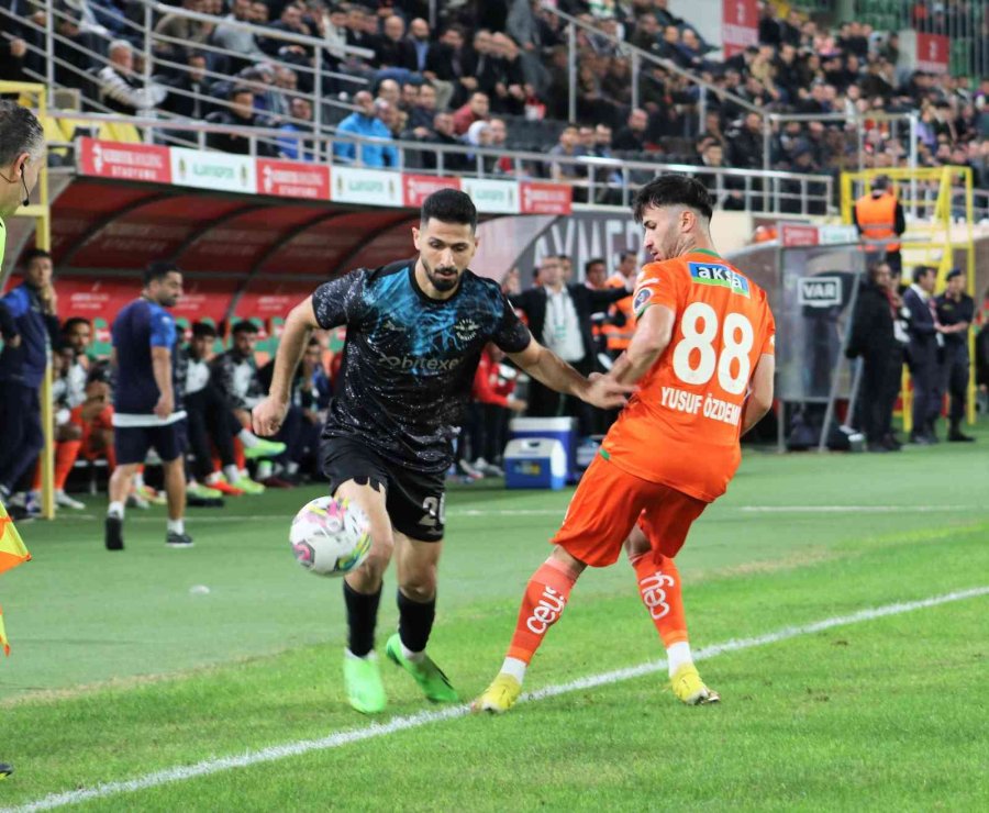 Spor Toto Süper Lig: Corendon Alanyaspor: 0 - Adana Demirspor: 0 (ilk Yarı)