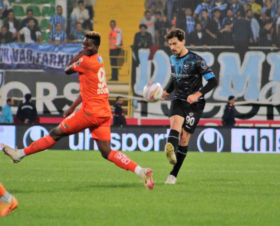 Spor Toto Süper Lig: Corendon Alanyaspor: 0 - Adana Demirspor: 0 (ilk Yarı)
