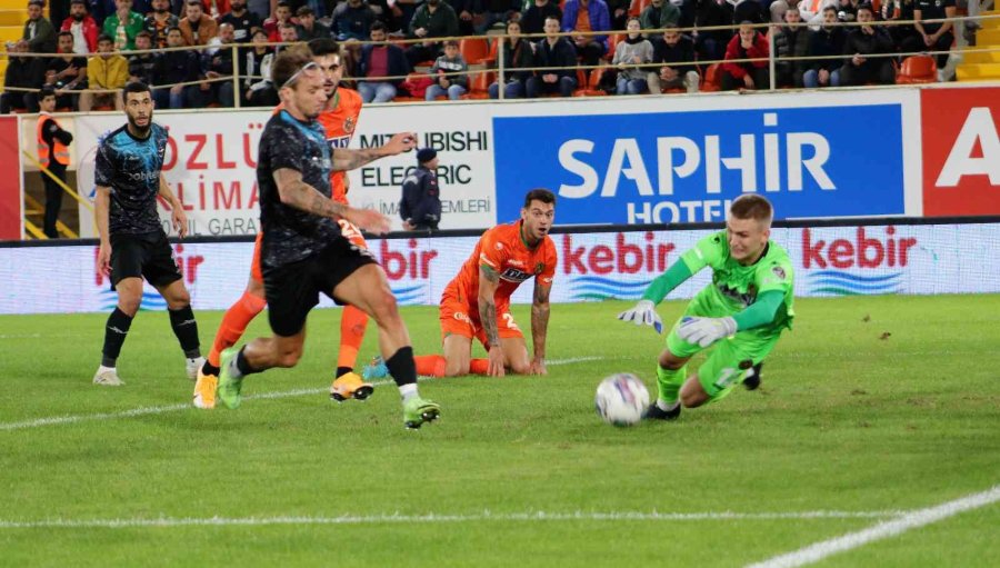 Spor Toto Süper Lig: Corendon Alanyaspor: 0 - Adana Demirspor: 0 (ilk Yarı)