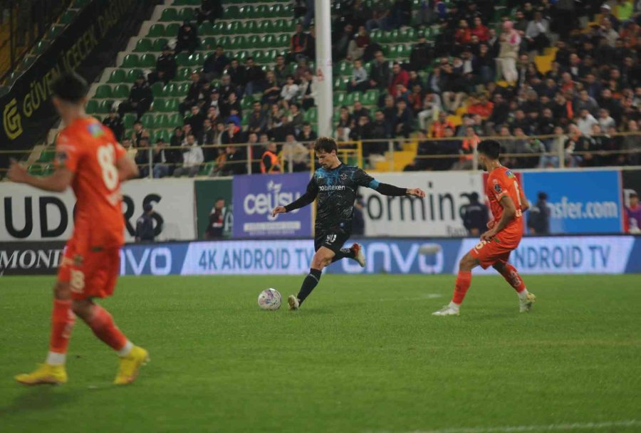 Spor Toto Süper Lig: Corendon Alanyaspor: 0 - Adana Demirspor: 0 (ilk Yarı)