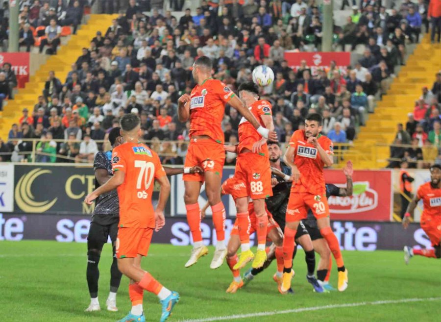 Spor Toto Süper Lig: Corendon Alanyaspor: 0 - Adana Demirspor: 0 (ilk Yarı)