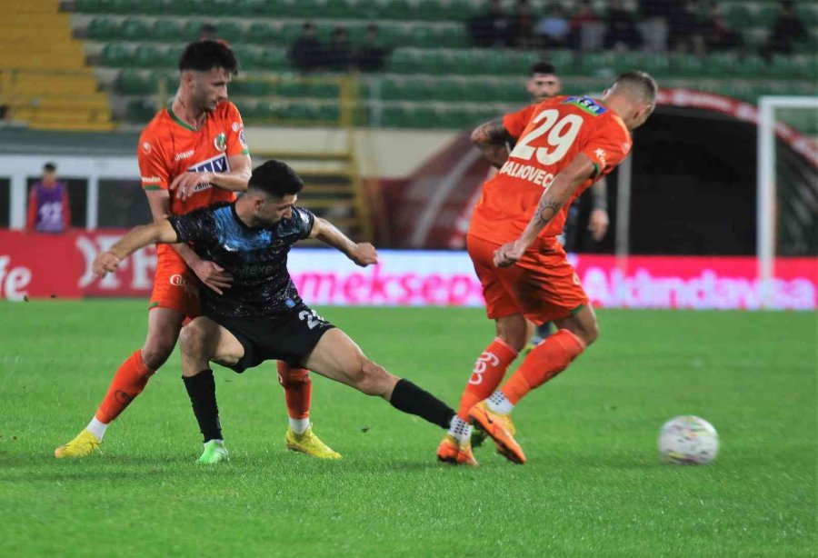 Spor Toto Süper Lig: Corendon Alanyaspor: 0 - Adana Demirspor: 0 (ilk Yarı)