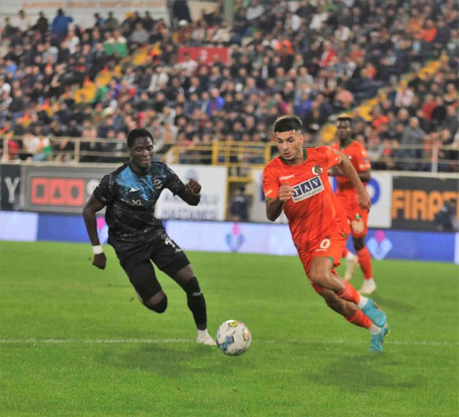 Spor Toto Süper Lig: Corendon Alanyaspor: 0 - Adana Demirspor: 0 (ilk Yarı)