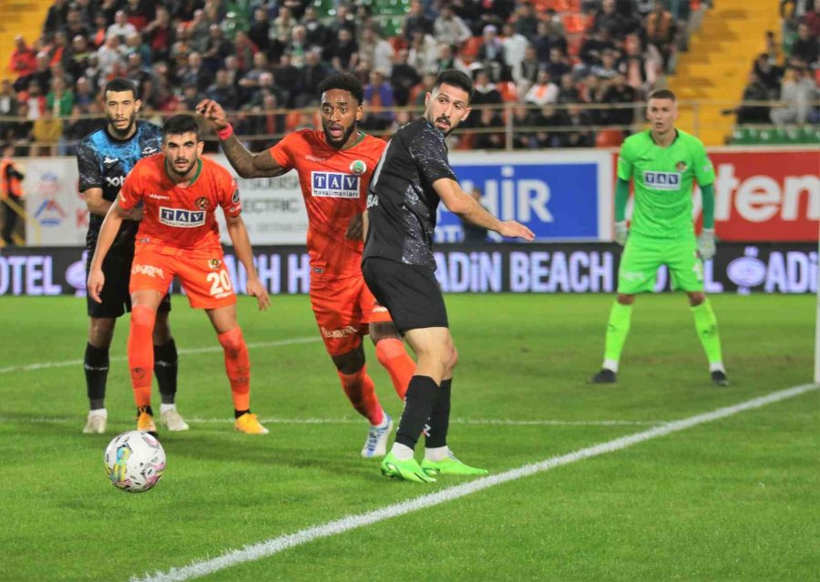 Spor Toto Süper Lig: Corendon Alanyaspor: 0 - Adana Demirspor: 0 (ilk Yarı)