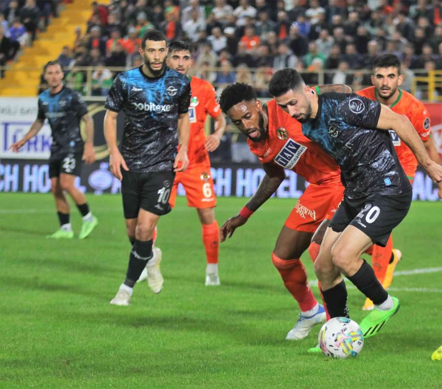 Spor Toto Süper Lig: Corendon Alanyaspor: 0 - Adana Demirspor: 0 (ilk Yarı)