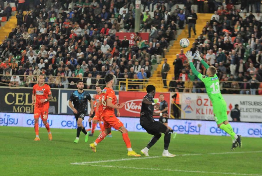 Spor Toto Süper Lig: Corendon Alanyaspor: 0 - Adana Demirspor: 0 (ilk Yarı)