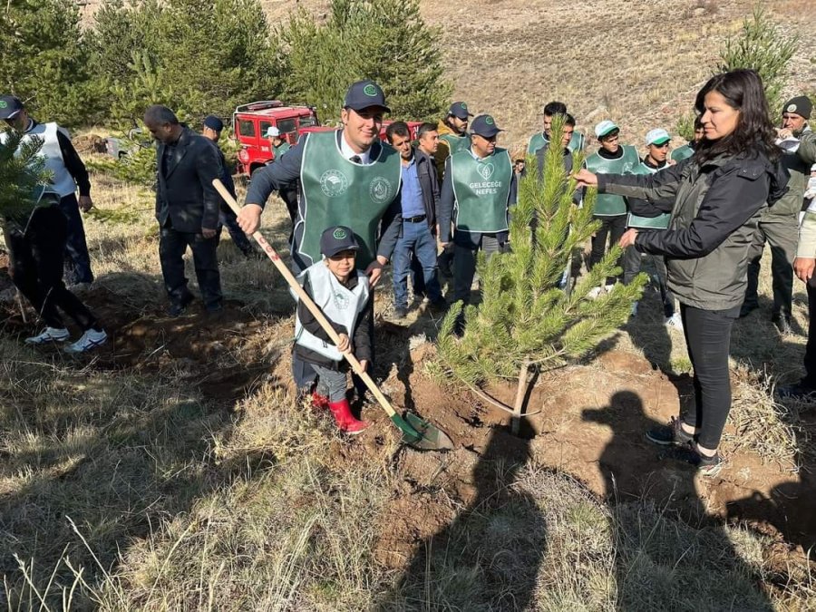 Tomarza’da Bin 500 Fidan Toprakla Buluştu