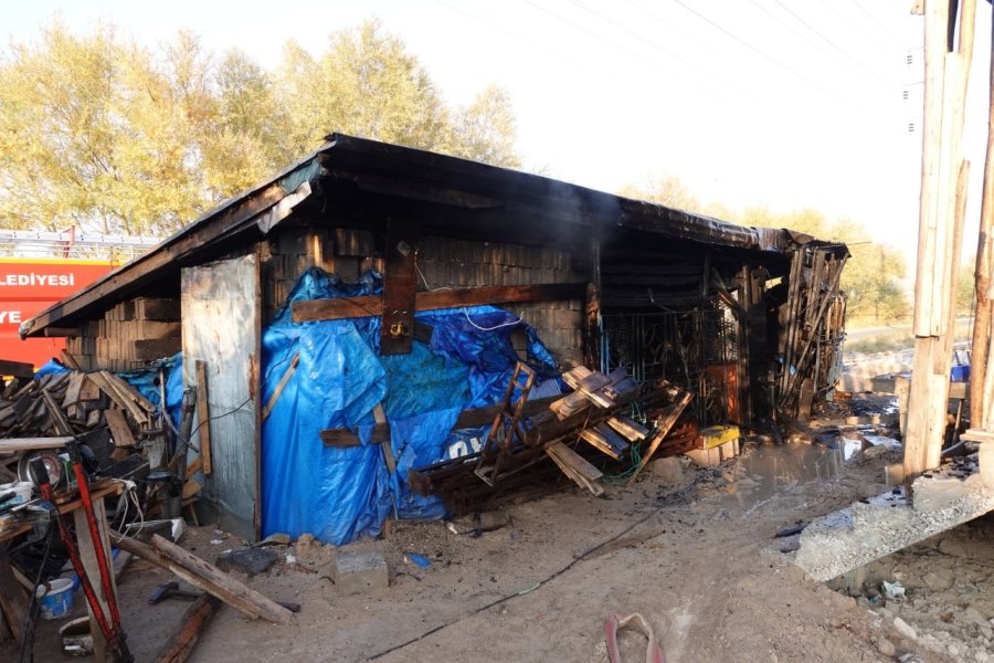 Sahibinin İçinde Kaynak Yaptığı Müştemilat Yandı