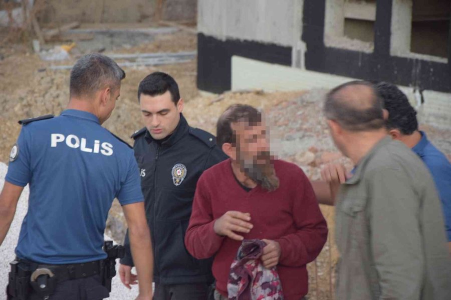 30 Metrelik Minaresinin Tepesinde İzleyenlere Ecel Teri Döktürdü