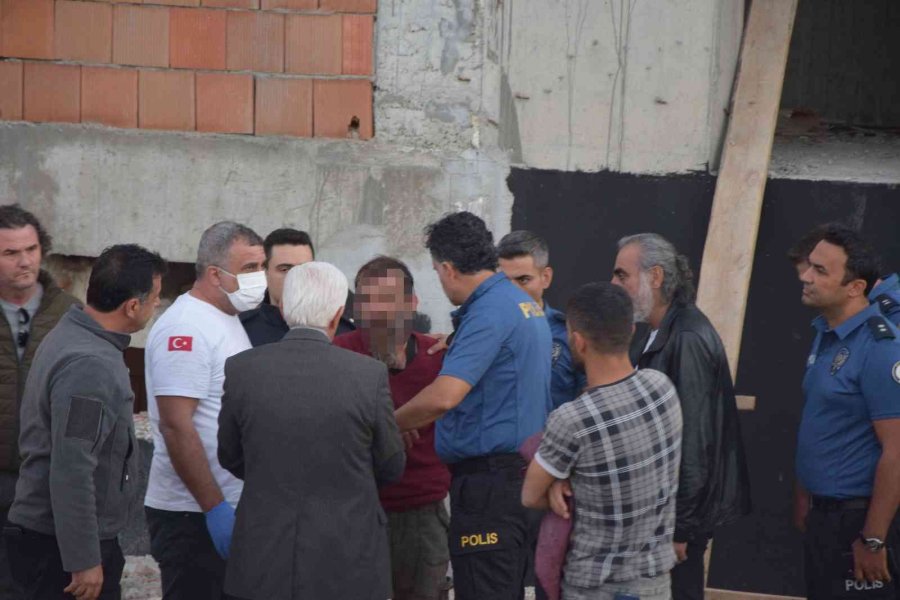 30 Metrelik Minaresinin Tepesinde İzleyenlere Ecel Teri Döktürdü