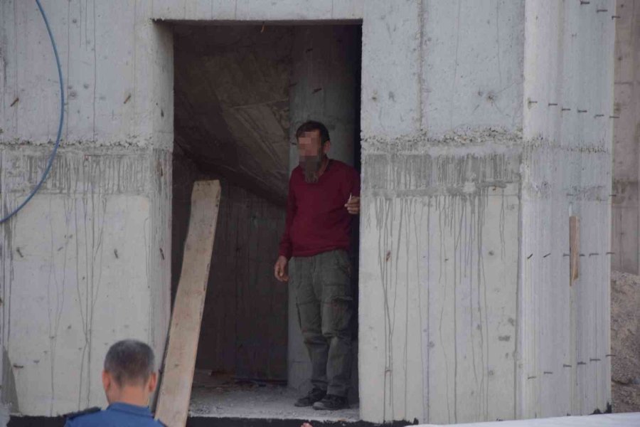 30 Metrelik Minaresinin Tepesinde İzleyenlere Ecel Teri Döktürdü