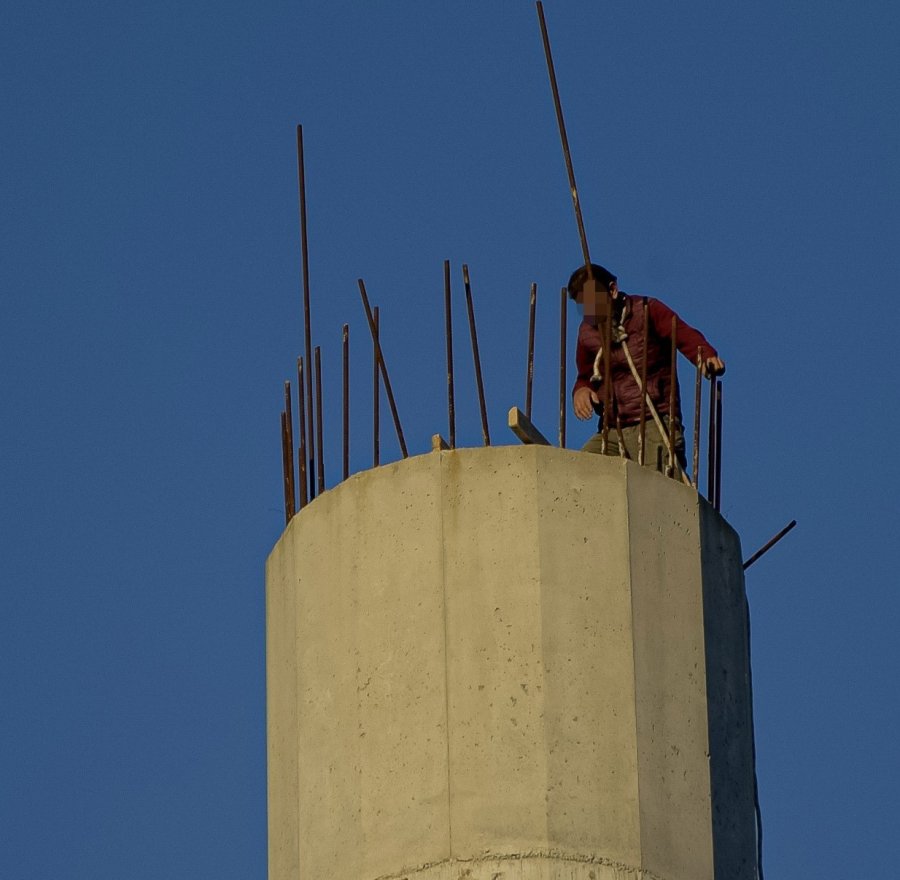 30 Metrelik Minaresinin Tepesinde İzleyenlere Ecel Teri Döktürdü