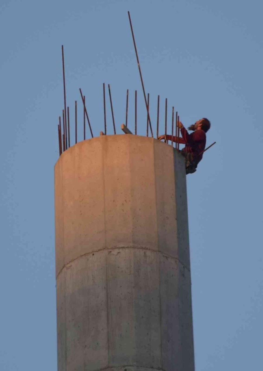 30 Metrelik Minaresinin Tepesinde İzleyenlere Ecel Teri Döktürdü