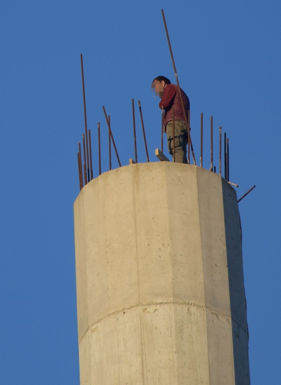 30 Metrelik Minaresinin Tepesinde İzleyenlere Ecel Teri Döktürdü