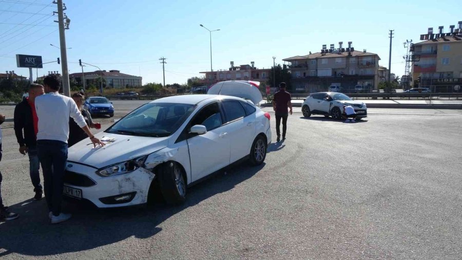 Aynı Noktada 2 Saat Arayla İki Trafik Kazası Güvenlik Kamerasında