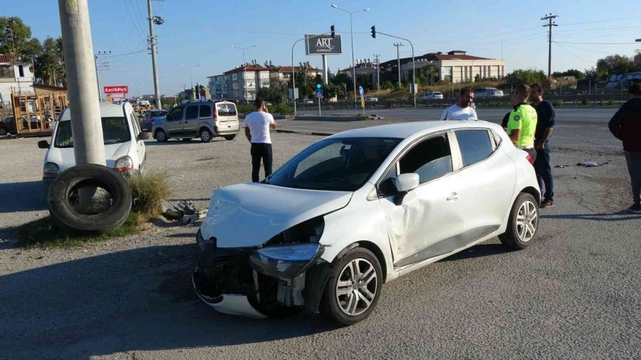 Aynı Noktada 2 Saat Arayla İki Trafik Kazası Güvenlik Kamerasında