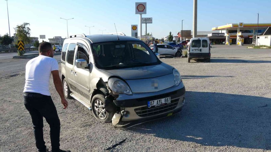 Aynı Noktada 2 Saat Arayla İki Trafik Kazası Güvenlik Kamerasında