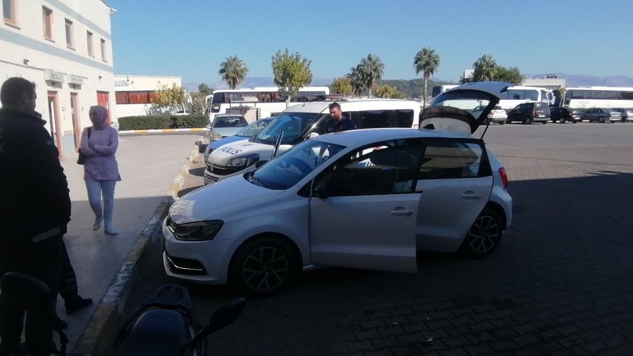 Ayrı Yaşadığı Eşinin Habersiz Aldığı Otomobilini Otoparkta Buldu, Silah Ve Uyuşturucu Düzeneğini Görünce Polise Koştu