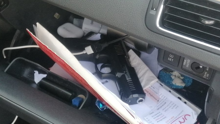 Ayrı Yaşadığı Eşinin Habersiz Aldığı Otomobilini Otoparkta Buldu, Silah Ve Uyuşturucu Düzeneğini Görünce Polise Koştu