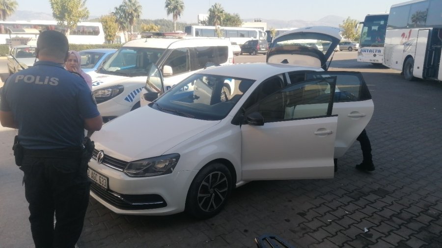 Ayrı Yaşadığı Eşinin Habersiz Aldığı Otomobilini Otoparkta Buldu, Silah Ve Uyuşturucu Düzeneğini Görünce Polise Koştu