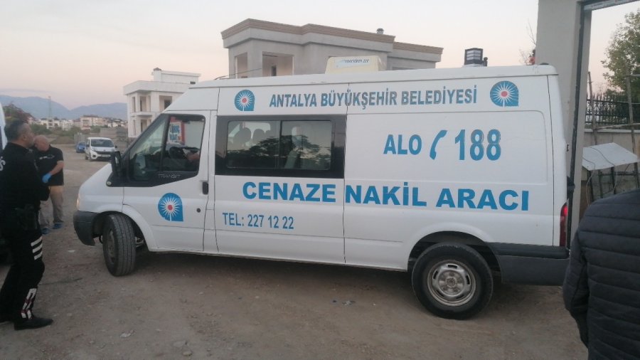 Bankta Alkolden Sızdığı Sanılan Adam Akşam Ölü Bulundu