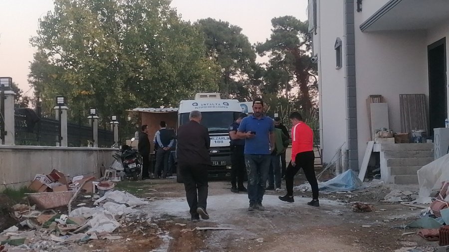 Bankta Alkolden Sızdığı Sanılan Adam Akşam Ölü Bulundu