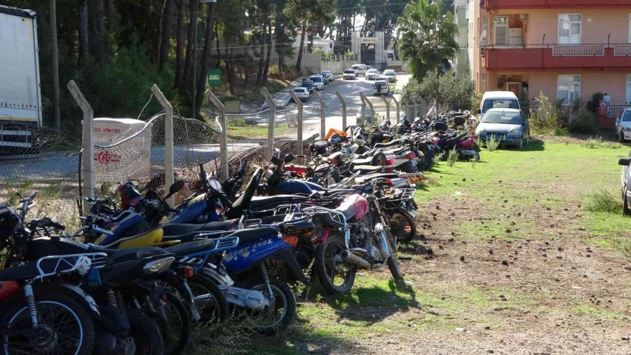 Yedieminden Motosiklet Çaldılar, Satmaya Kalkışınca Yakalandılar